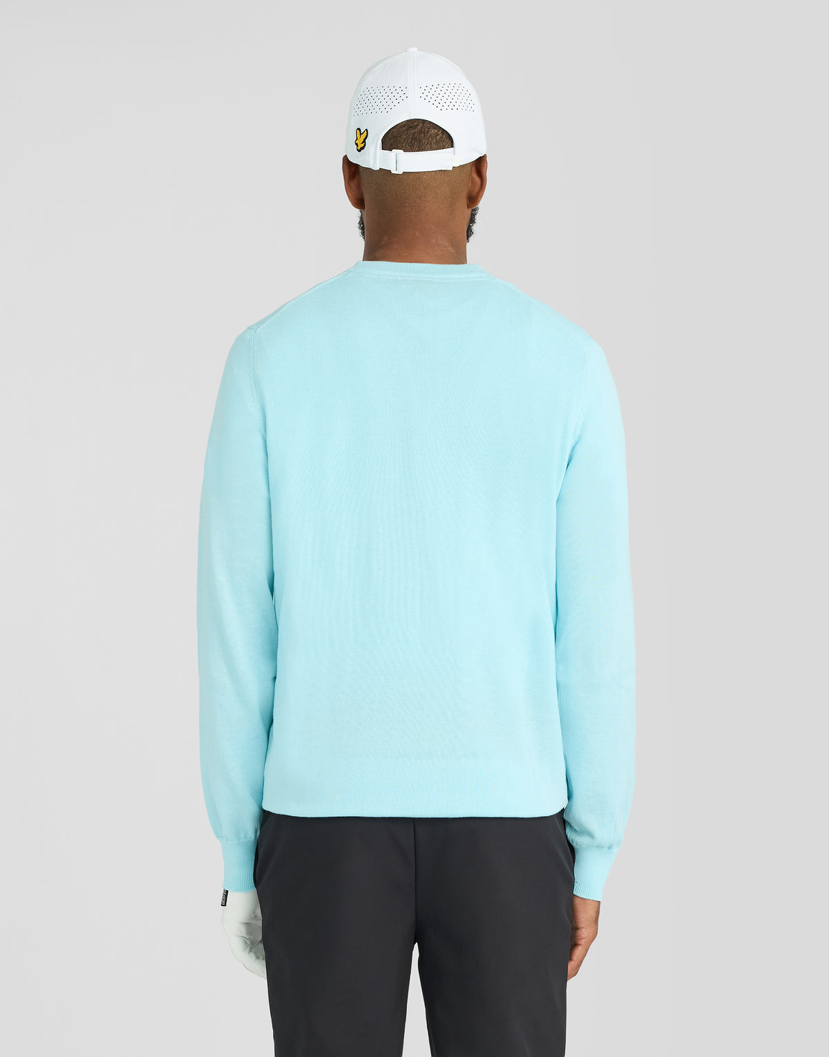 Mann trägt ein „Green Eagle“-Sweatshirt mit Rundhalsausschnitt aus Baumwollmischgewebe in der Farbe „Sea Breeze Blue“
