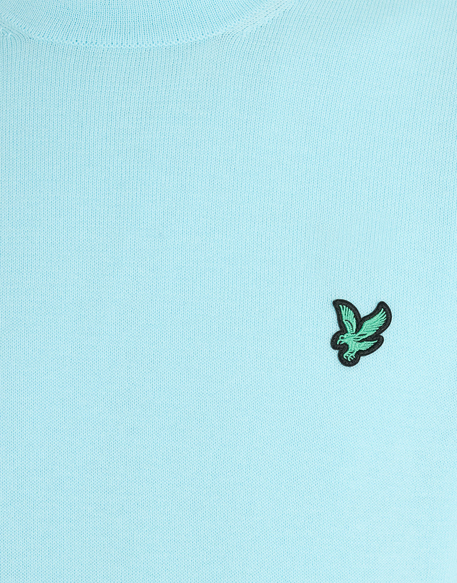 Mann trägt ein „Green Eagle“-Sweatshirt mit Rundhalsausschnitt aus Baumwollmischgewebe in der Farbe „Sea Breeze Blue“