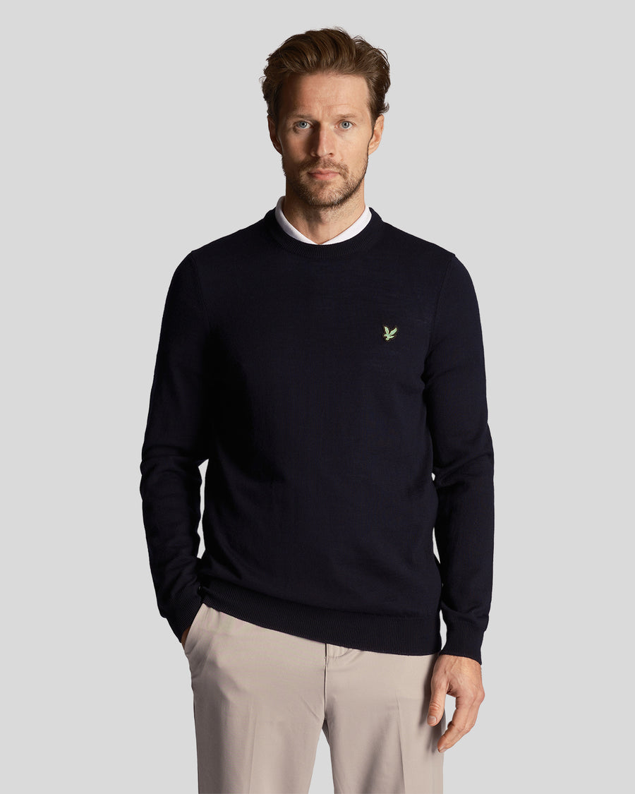Mann trägt ein „Green Eagle“-Sweatshirt aus Baumwollmischung mit Rundhalsausschnitt in Dunkelblau
