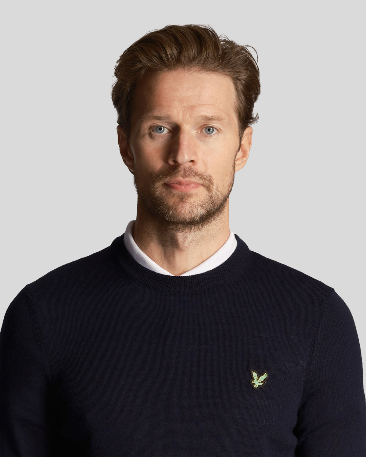 Mann trägt ein „Green Eagle“-Sweatshirt aus Baumwollmischung mit Rundhalsausschnitt in Dunkelblau