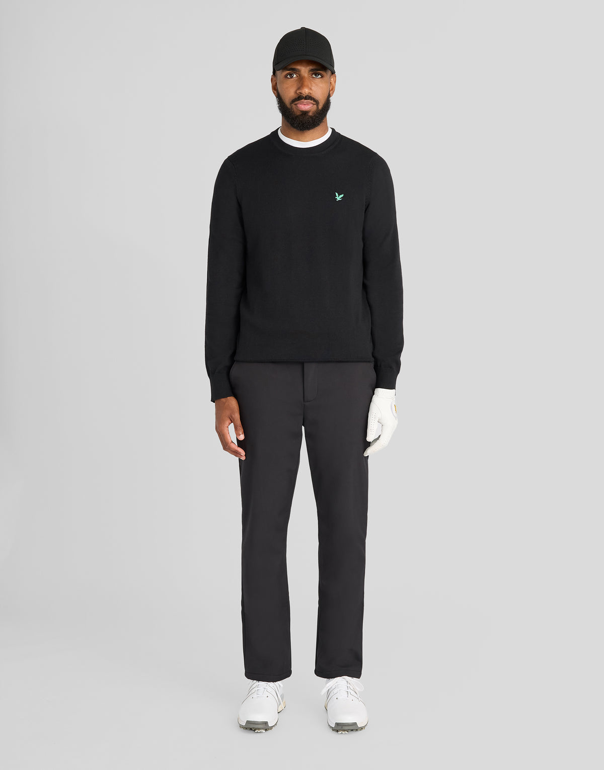 Mann trägt ein „Green Eagle“-Sweatshirt aus Baumwollmischung mit Rundhalsausschnitt in der Farbe „Jet Black“