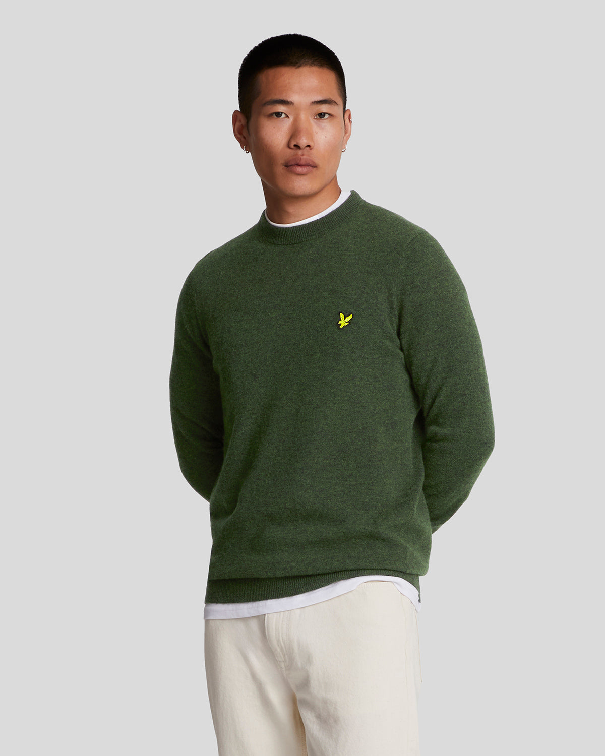 Hombre con jersey de cuello redondo de mezcla de lana de cordero en verde oscuro jaspeado