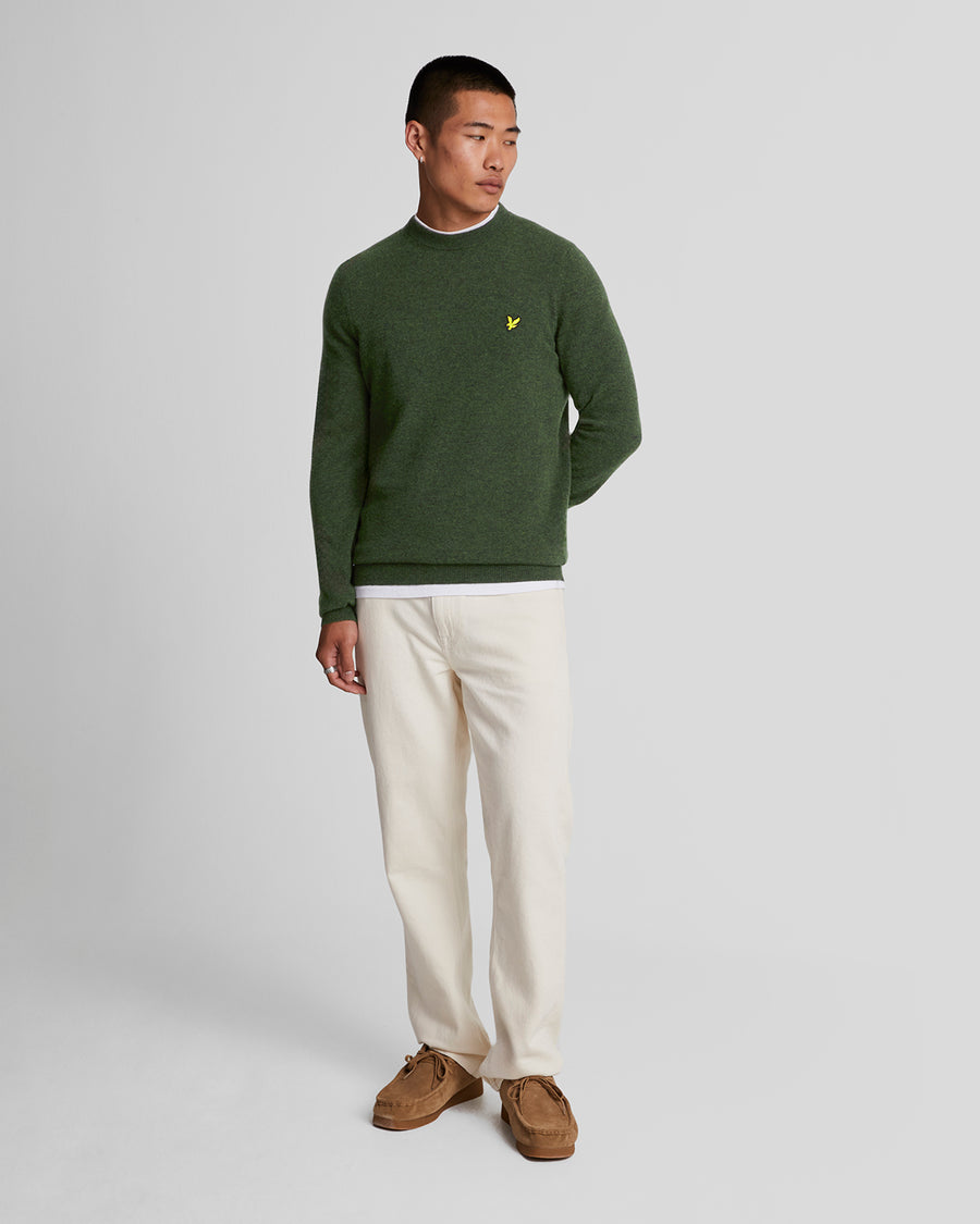 Hombre con jersey de cuello redondo de mezcla de lana de cordero en verde oscuro jaspeado