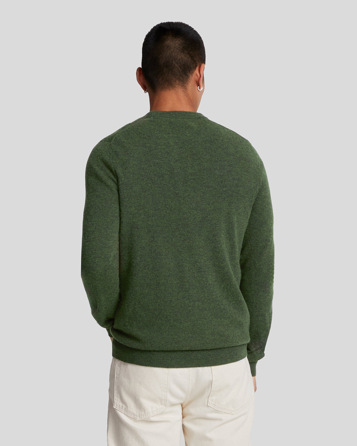 Hombre con jersey de cuello redondo de mezcla de lana de cordero en verde oscuro jaspeado