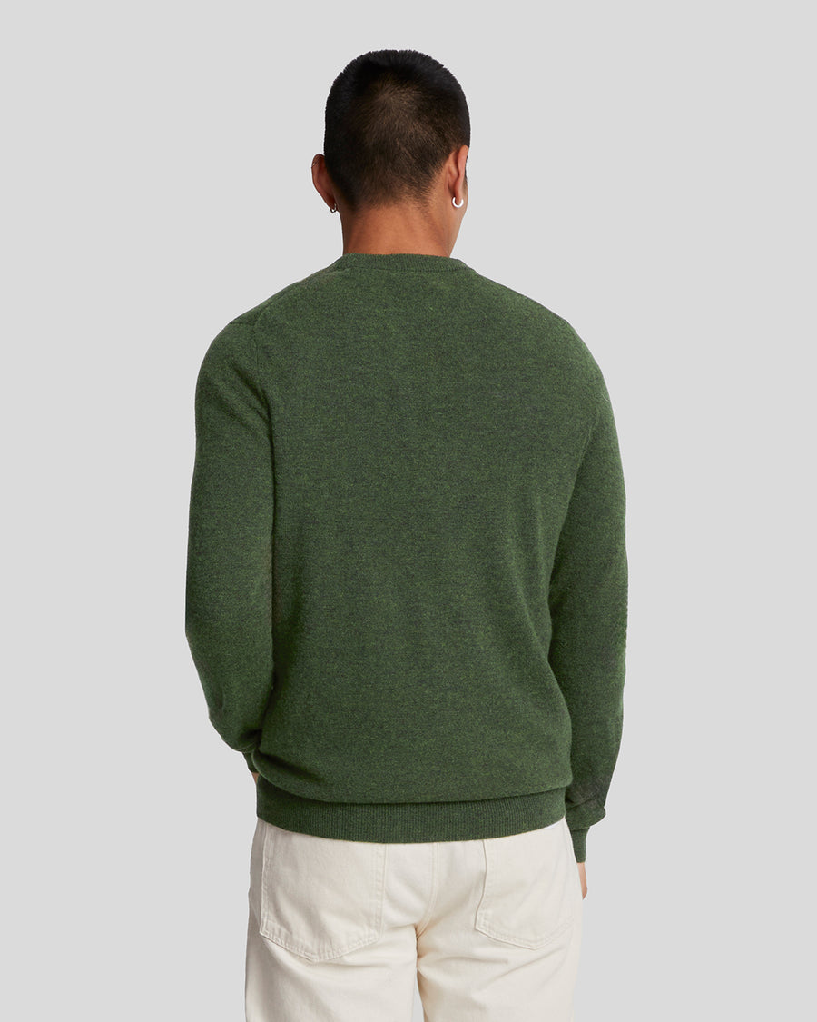 Hombre con jersey de cuello redondo de mezcla de lana de cordero en verde oscuro jaspeado