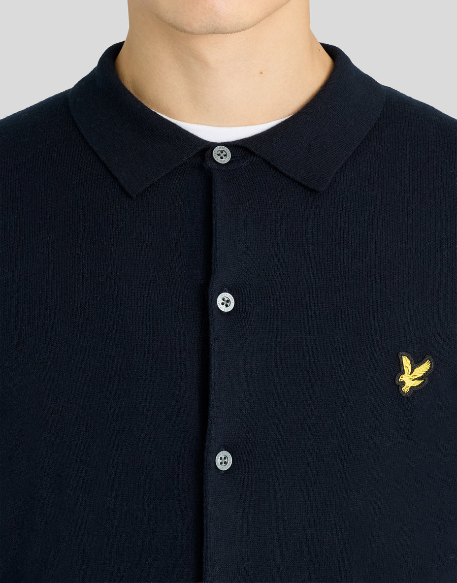 Man in een gebreid shirt van katoen en merinowol in donker marineblauw