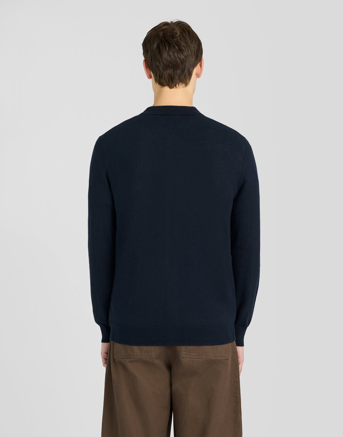 Man in een gebreid shirt van katoen en merinowol in donker marineblauw