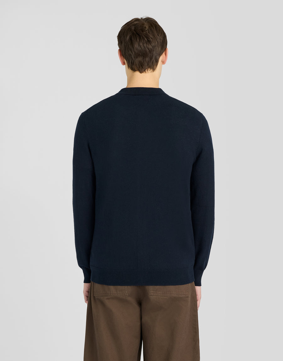 Man in een gebreid shirt van katoen en merinowol in donker marineblauw