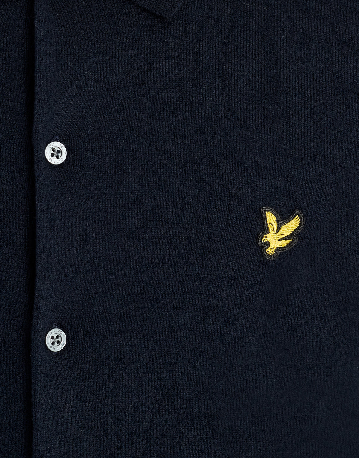 Man in een gebreid shirt van katoen en merinowol in donker marineblauw
