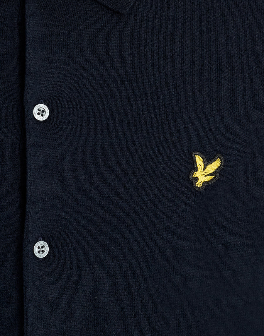 Man in een gebreid shirt van katoen en merinowol in donker marineblauw