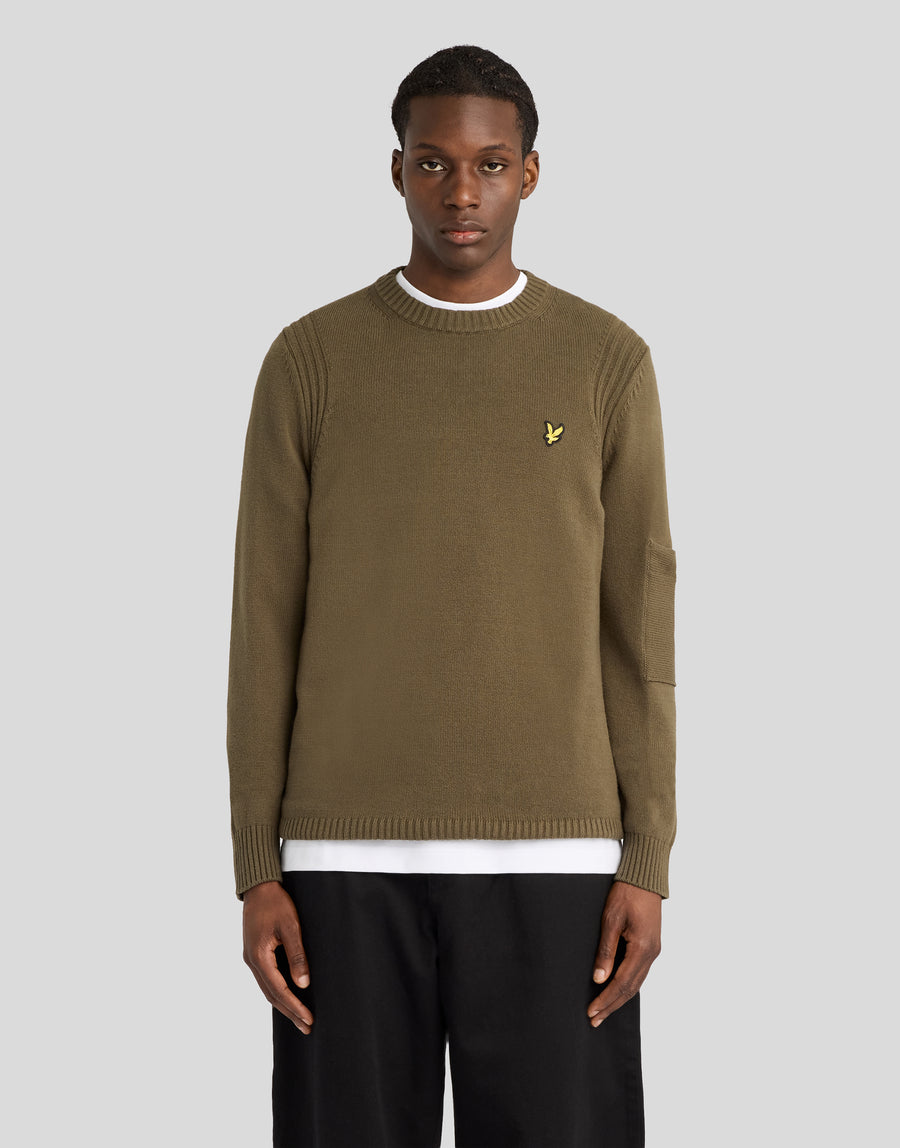 Mann in einem Pullover mit Rundhalsausschnitt und Rippbündchen in Olivgrün
