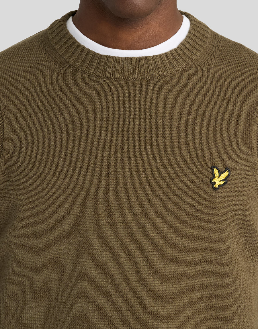 Mann in einem Pullover mit Rundhalsausschnitt und Rippbündchen in Olivgrün