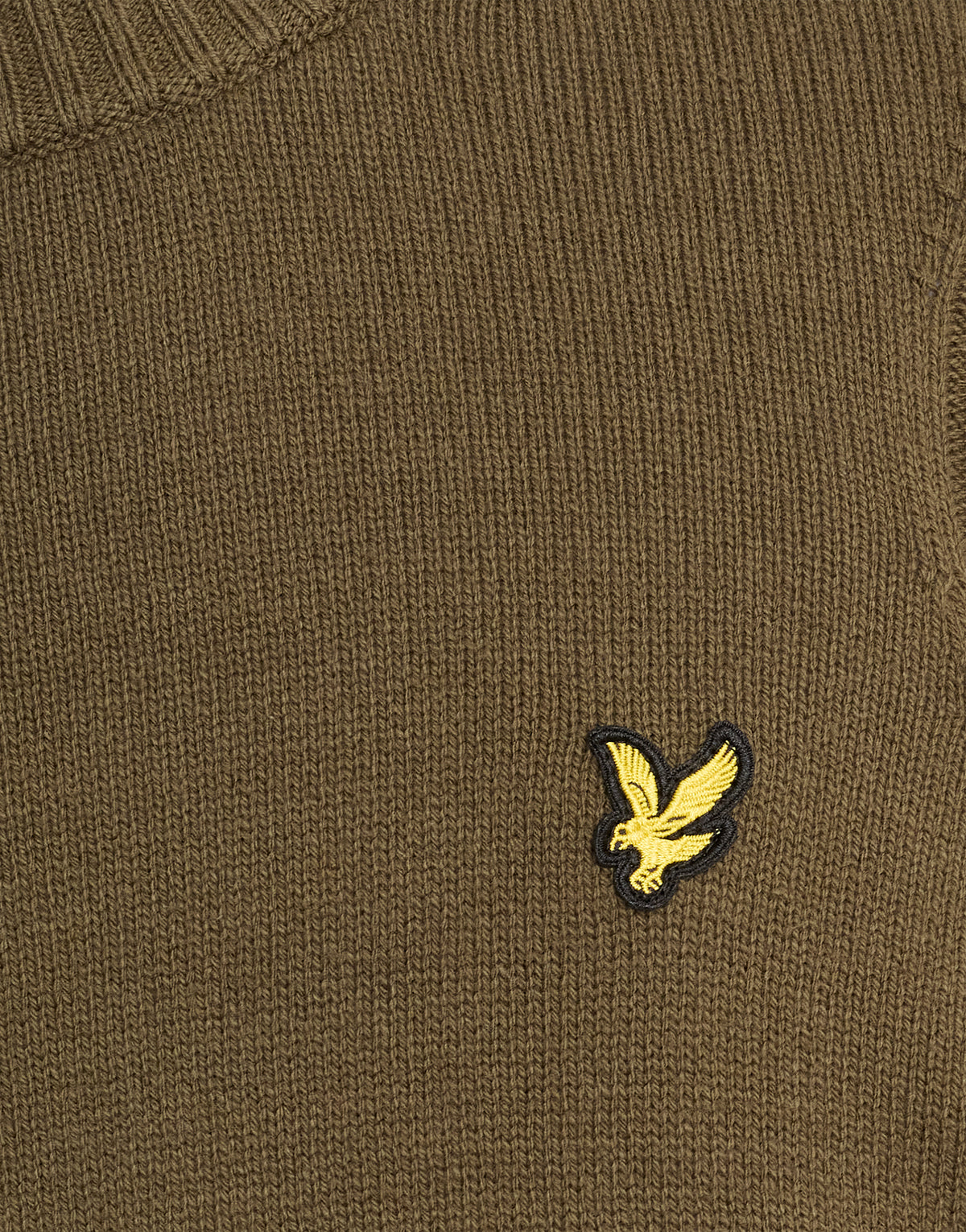 Mann in einem Pullover mit Rundhalsausschnitt und Rippbündchen in Olivgrün