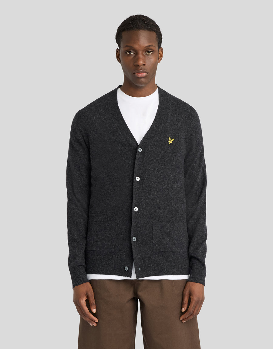 Mann in einer Strickjacke mit V-Ausschnitt aus einer Lammwollmischung in der Farbe „Jet Black Marl“