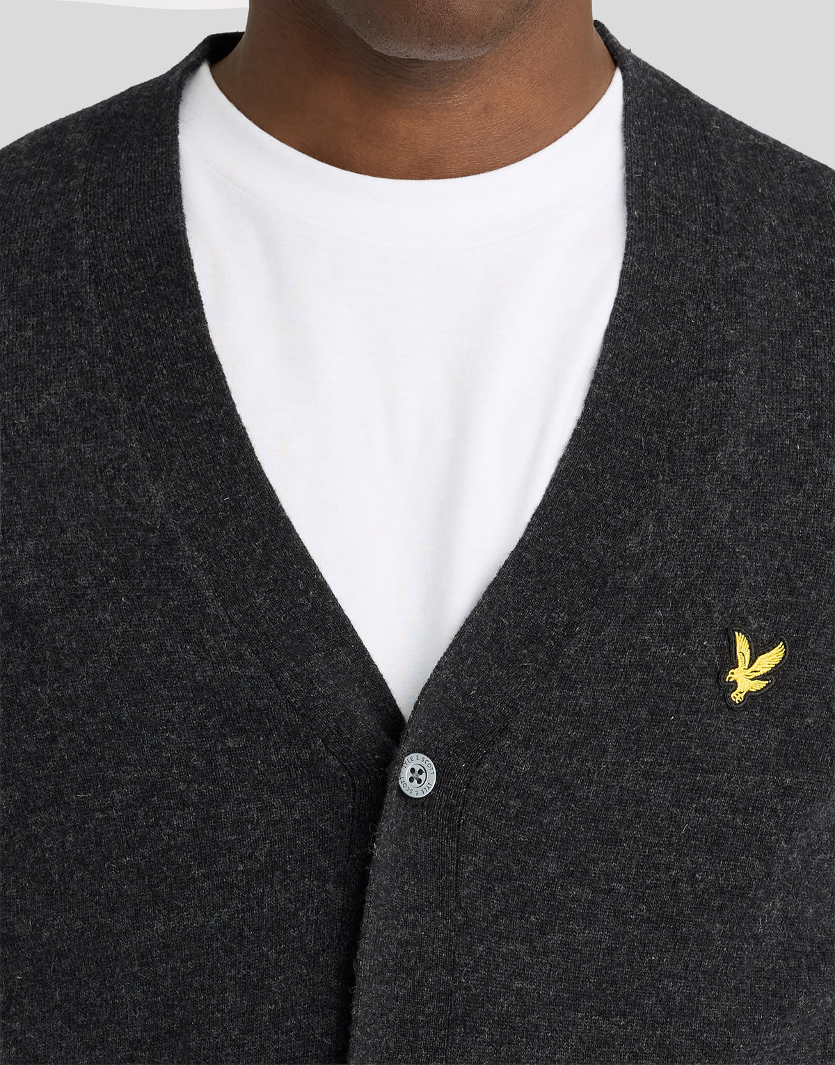 Mann in einer Strickjacke mit V-Ausschnitt aus einer Lammwollmischung in der Farbe „Jet Black Marl“
