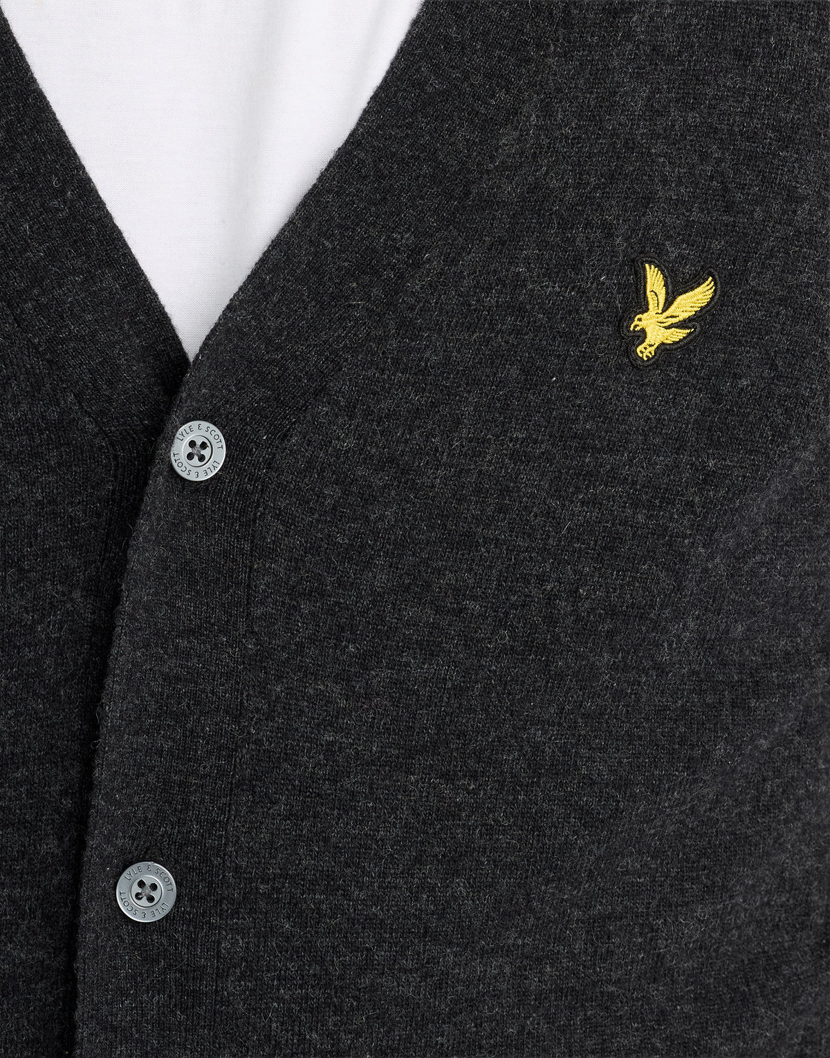 Mann in einer Strickjacke mit V-Ausschnitt aus einer Lammwollmischung in der Farbe „Jet Black Marl“