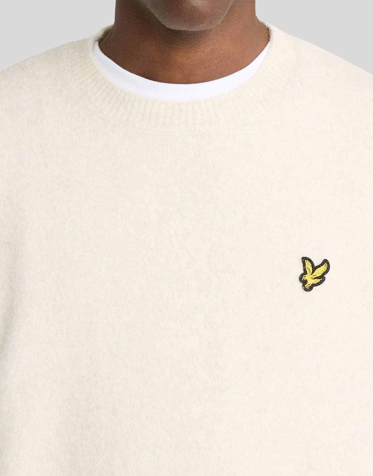 Mann in einem gebürsteten Pullover mit Rundhalsausschnitt in der Farbe „Putty“