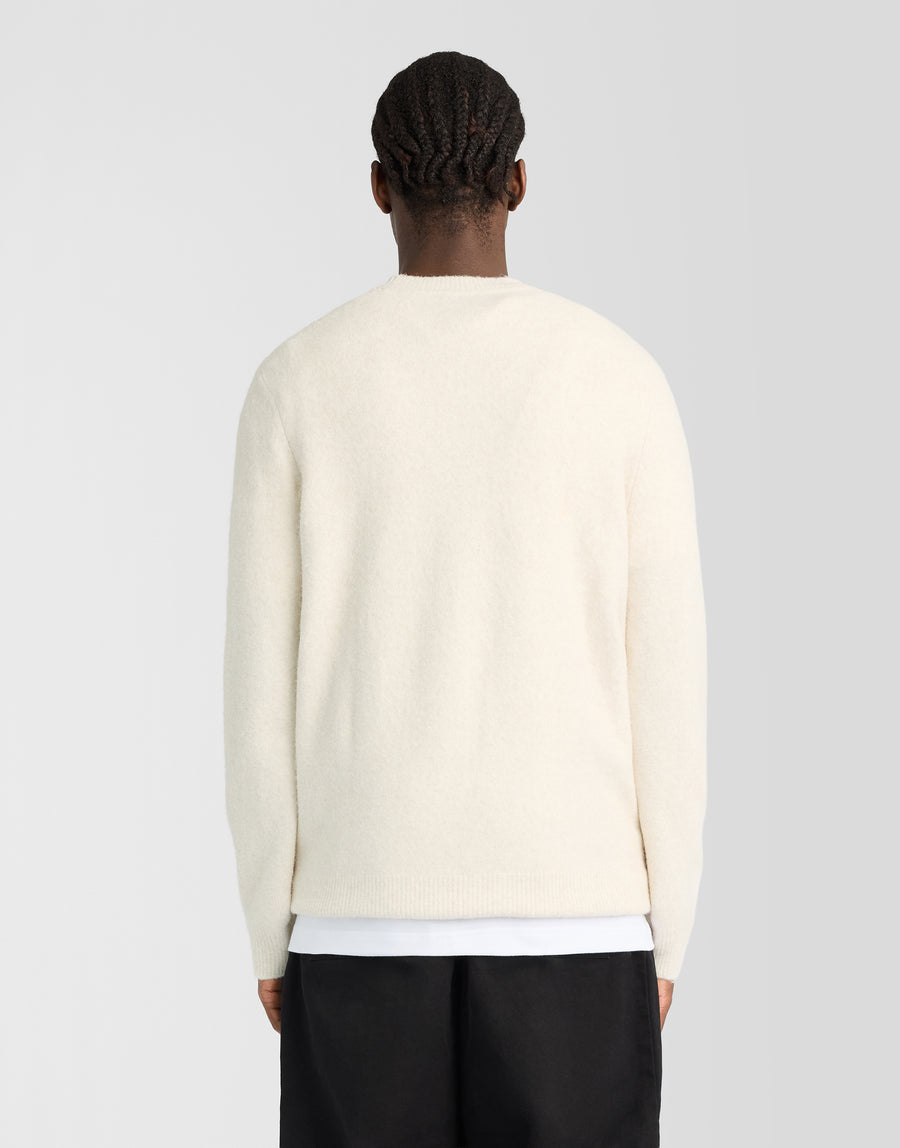 Mann in einem gebürsteten Pullover mit Rundhalsausschnitt in der Farbe „Putty“