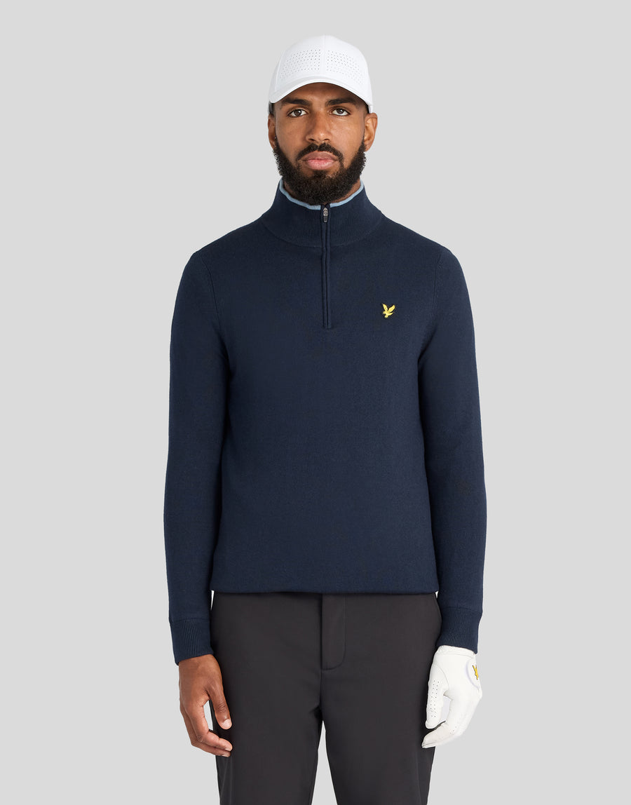 Man in een windjack met 1/4-ritssluiting in donker marineblauw