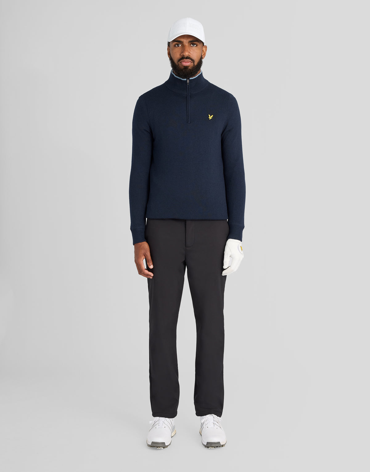 Man in een windjack met 1/4-ritssluiting in donker marineblauw