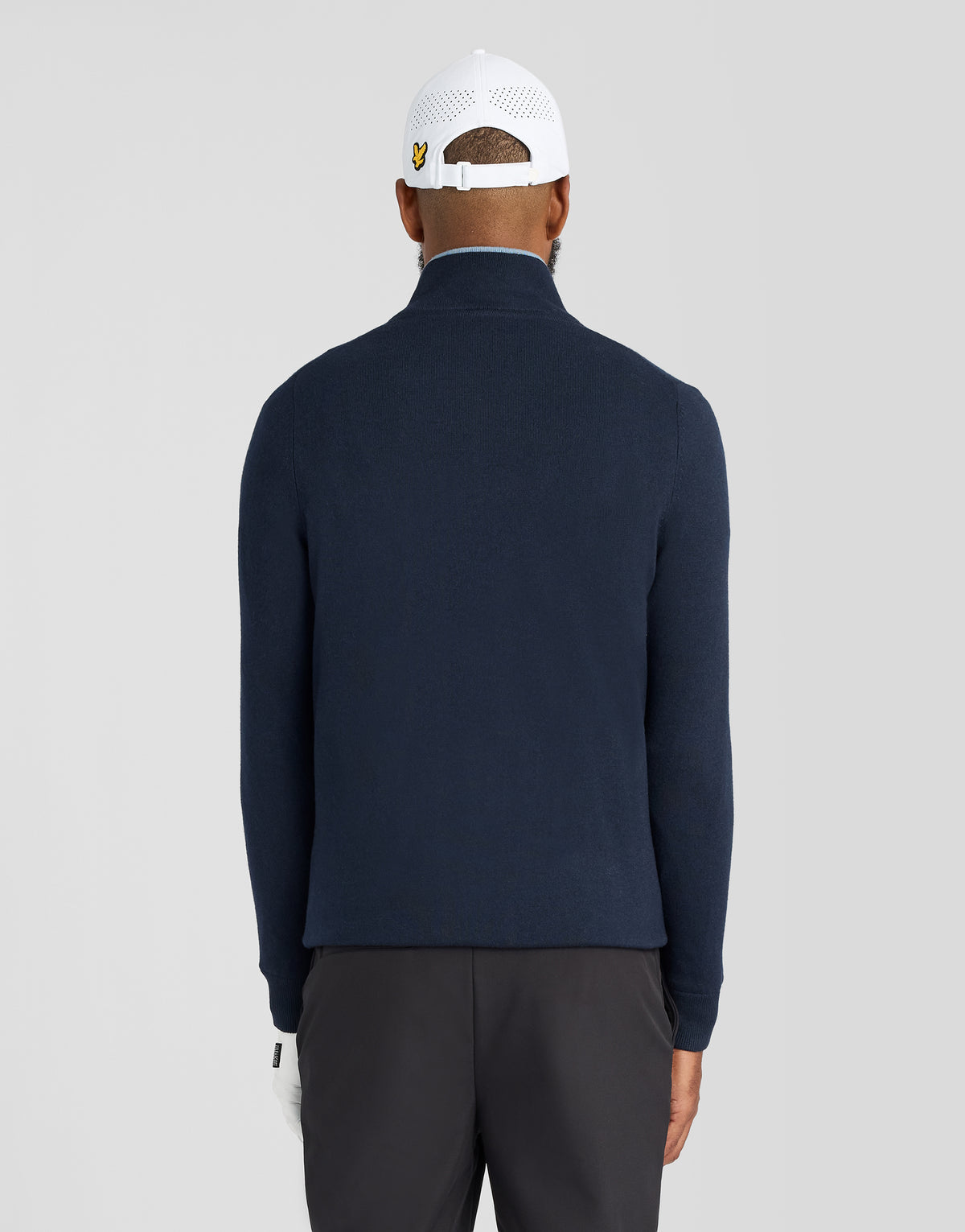 Man in een windjack met 1/4-ritssluiting in donker marineblauw