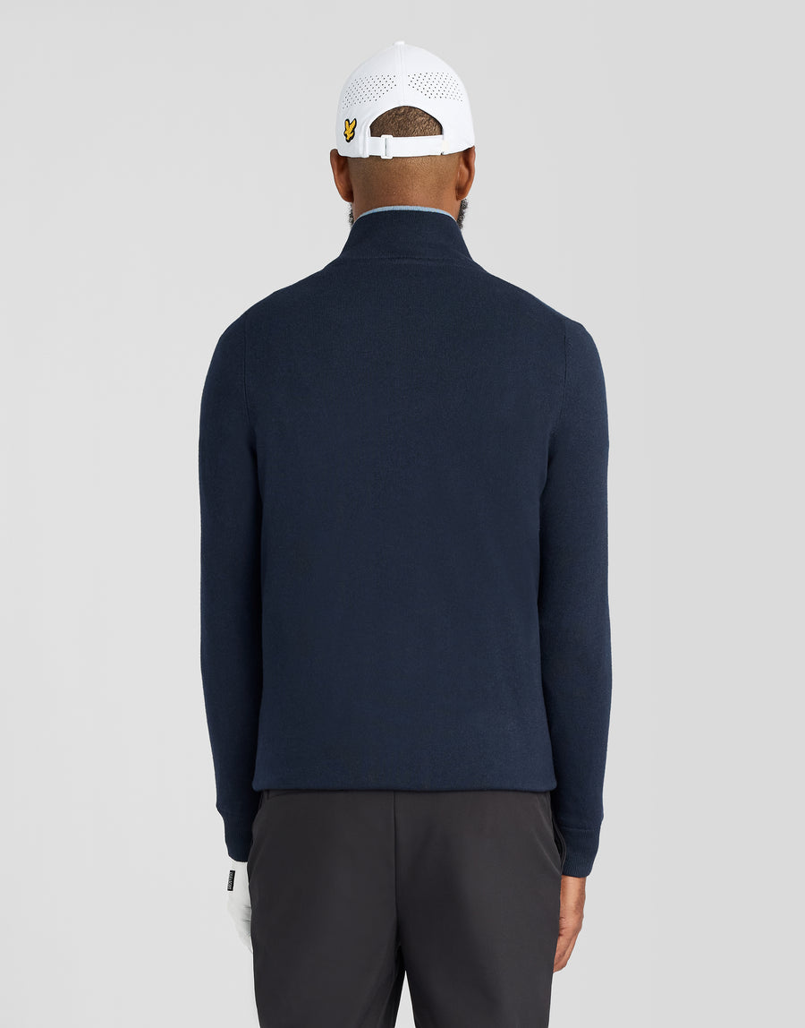 Man in een windjack met 1/4-ritssluiting in donker marineblauw