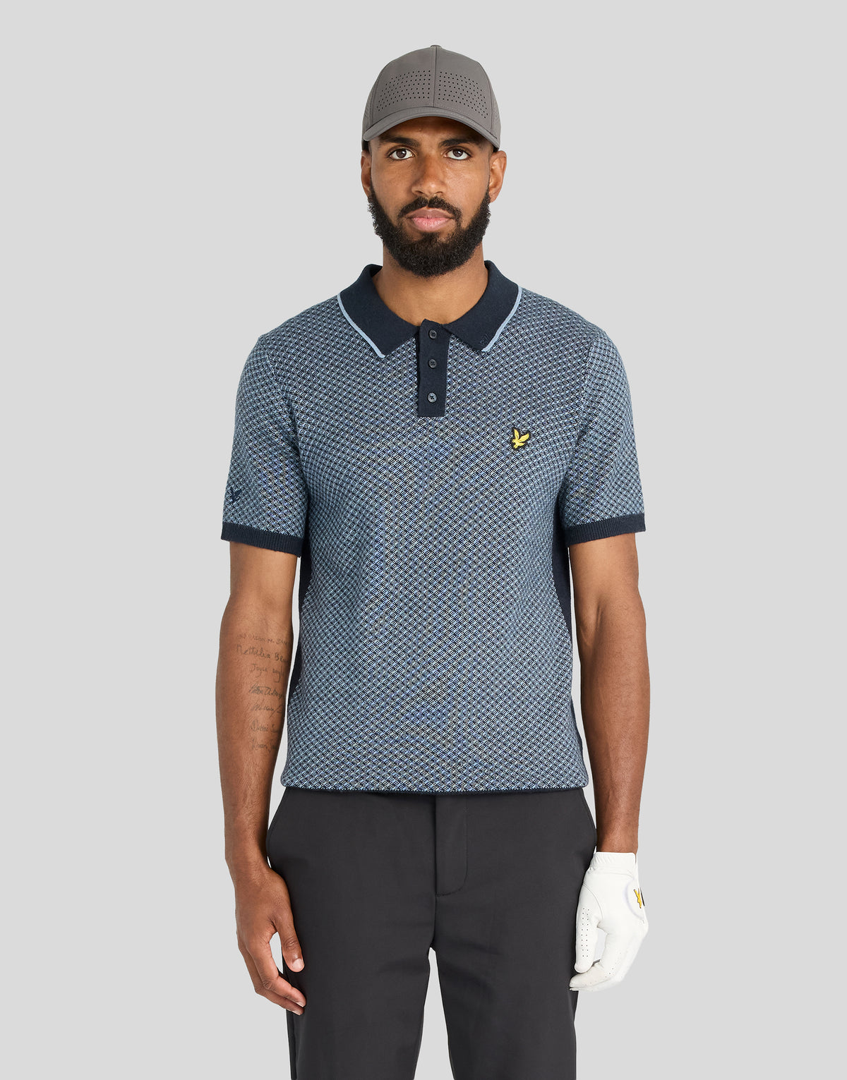 Hombre con un polo de mezcla de cachemira con diseño de rayas cruzadas en azul marino oscuro