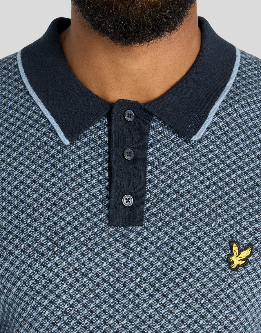 Hombre con un polo de mezcla de cachemira con diseño de rayas cruzadas en azul marino oscuro
