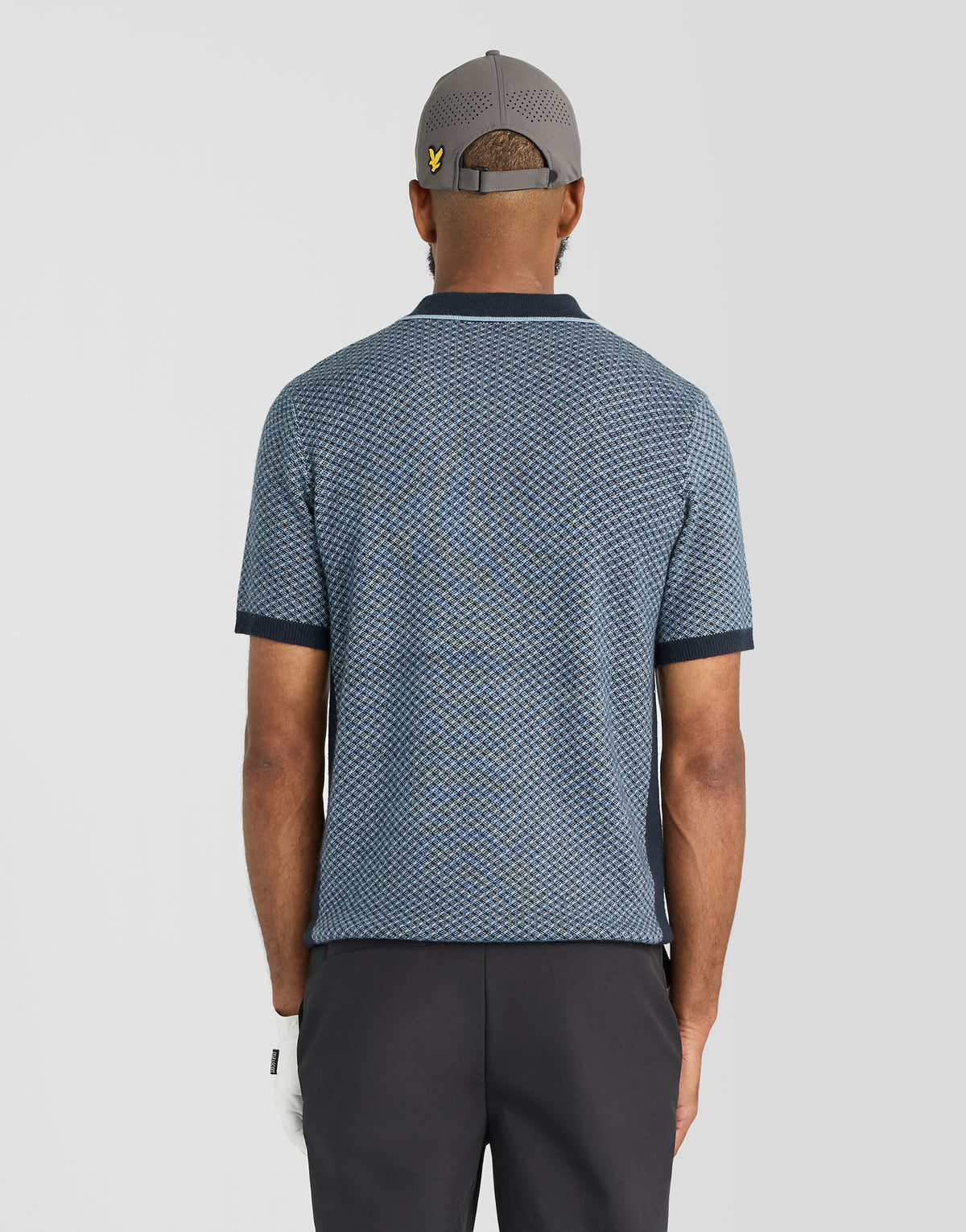 Hombre con un polo de mezcla de cachemira con diseño de rayas cruzadas en azul marino oscuro