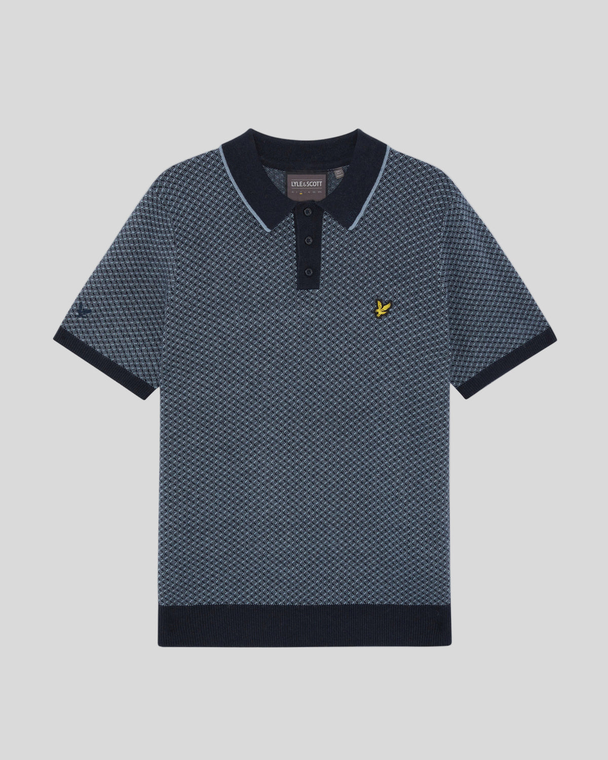Foto de frente del polo de mezcla de cachemira con diseño de rayas cruzadas en azul marino oscuro
