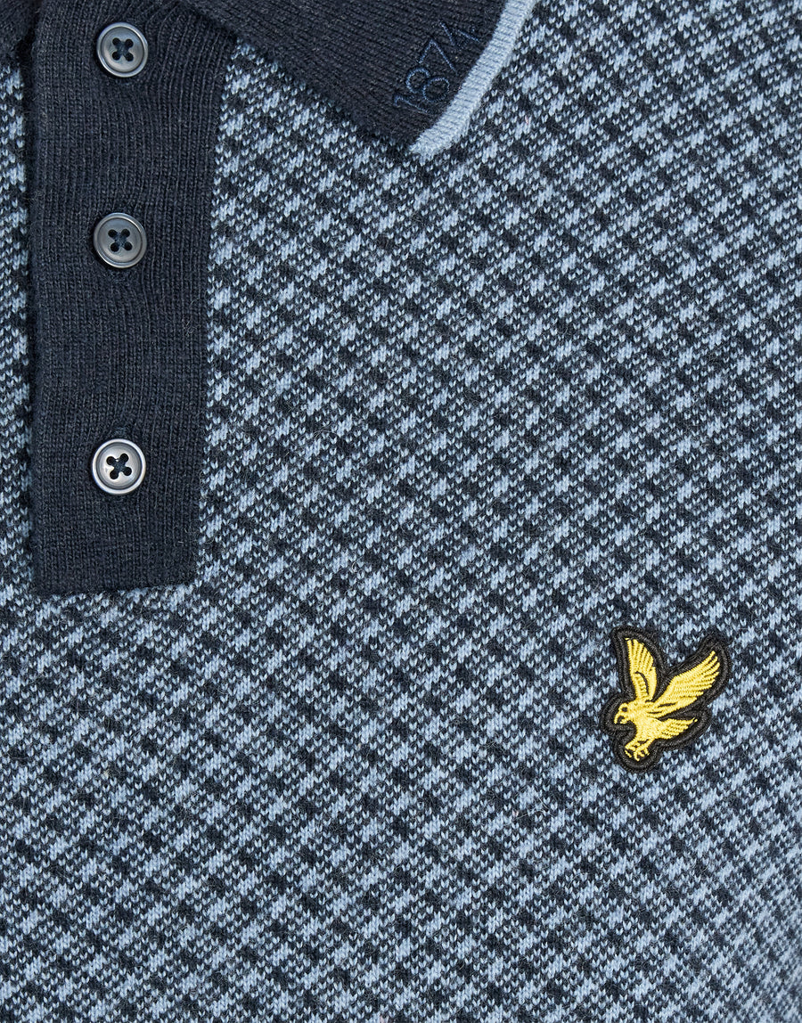 Hombre con un polo de mezcla de cachemira con diseño de rayas cruzadas en azul marino oscuro