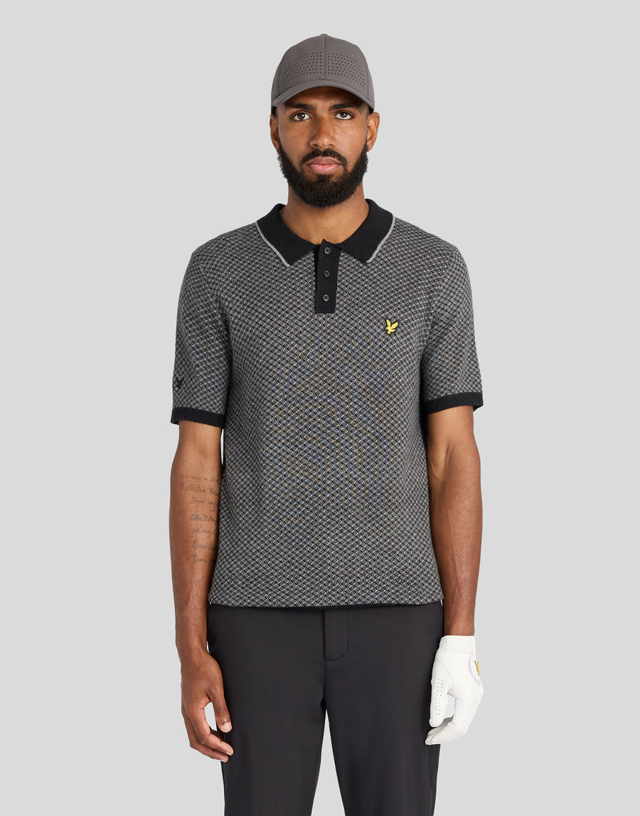 Hombre con un polo de mezcla de cachemira con estampado de rayas cruzadas en negro azabache