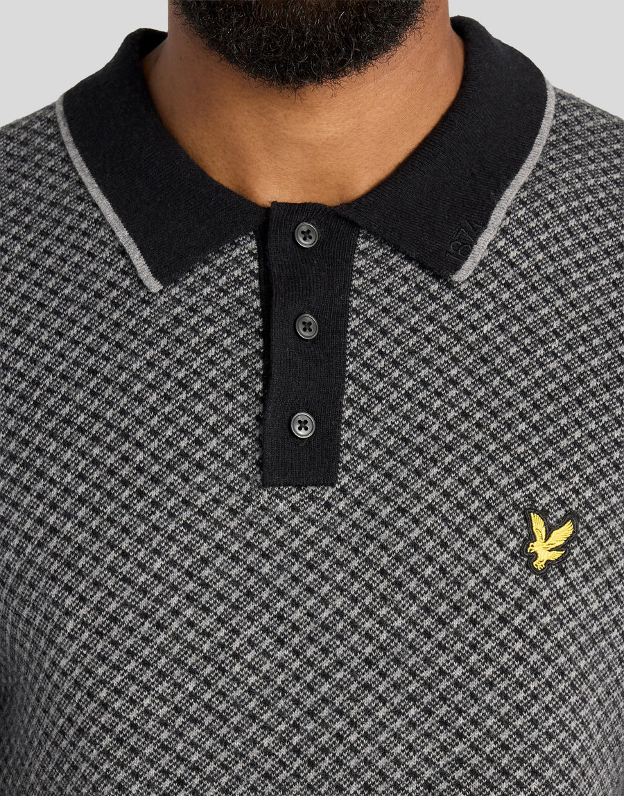 Hombre con un polo de mezcla de cachemira con estampado de rayas cruzadas en negro azabache