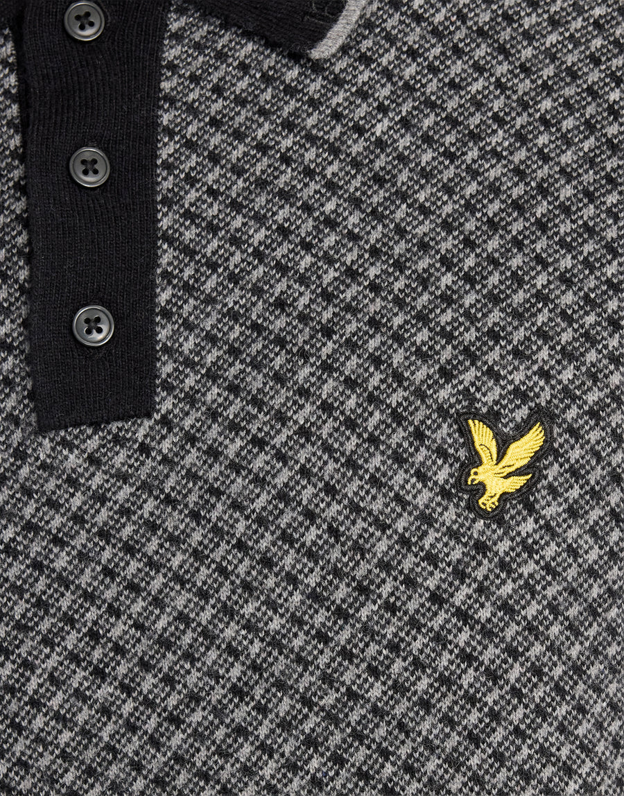 Hombre con un polo de mezcla de cachemira con estampado de rayas cruzadas en negro azabache