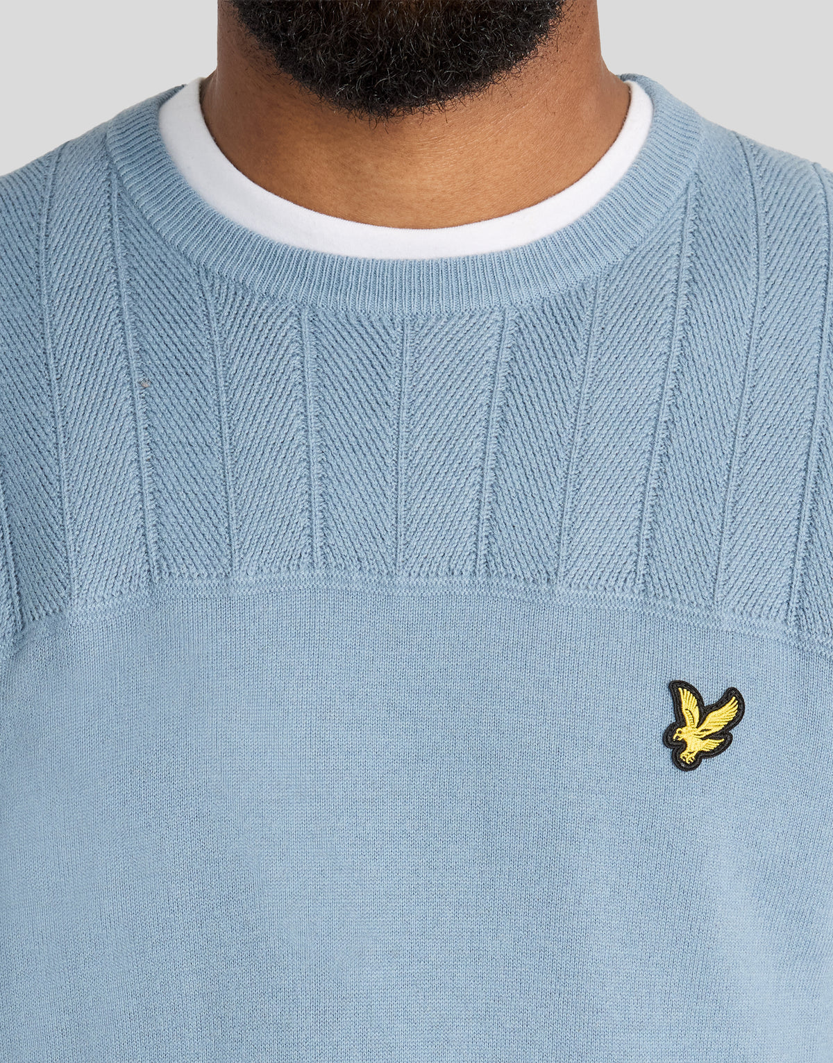 Hombre con un jersey de cuello redondo «Texture Block» en azul acero