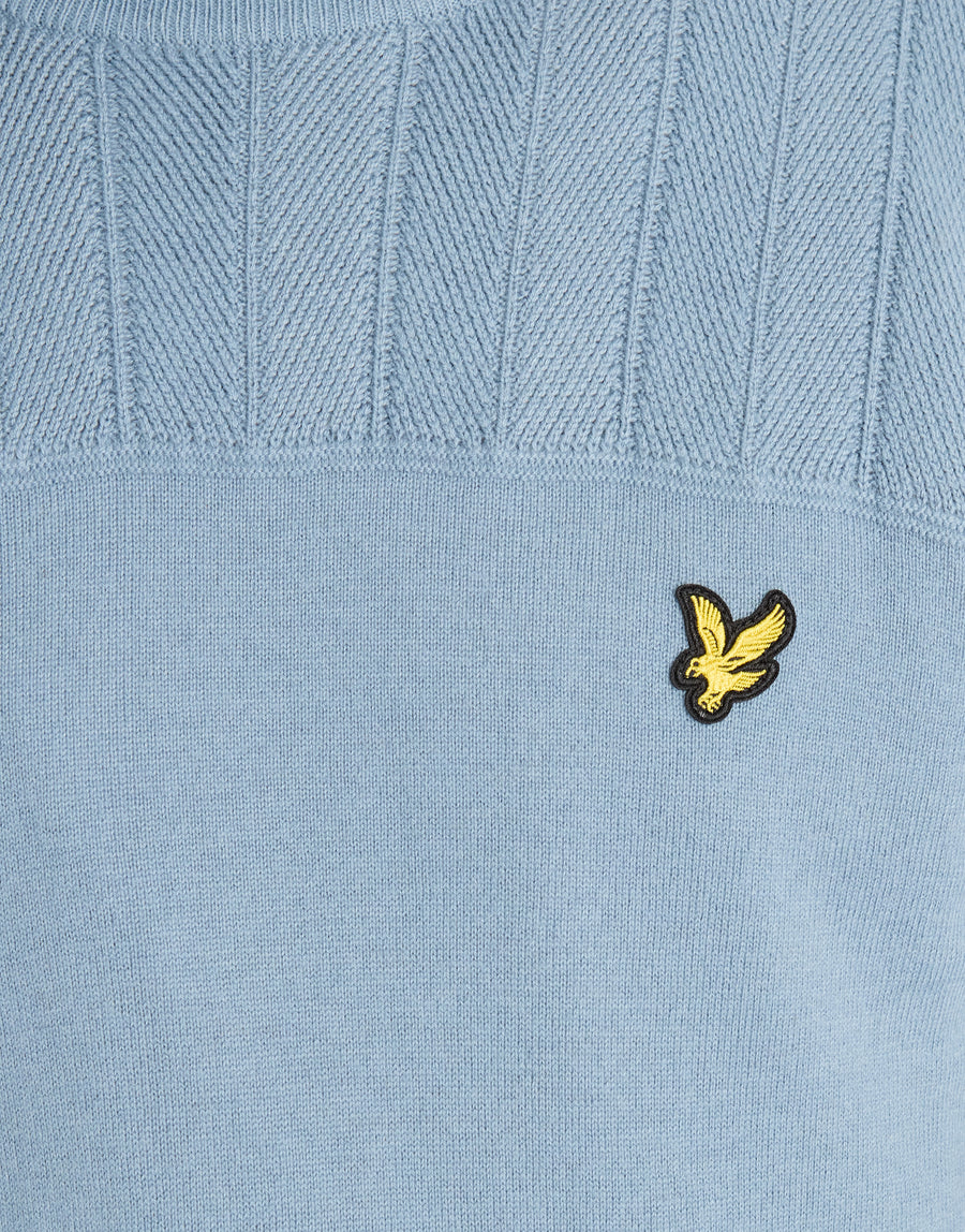 Hombre con un jersey de cuello redondo «Texture Block» en azul acero
