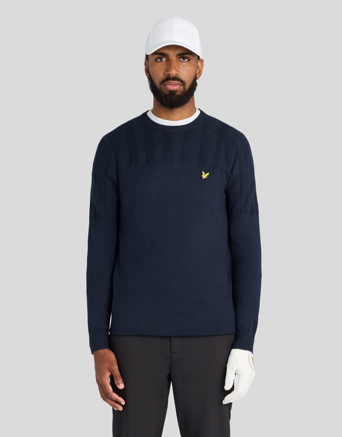 Mann in einem „Texture Block“-Pullover mit Rundhalsausschnitt in Dunkelblau