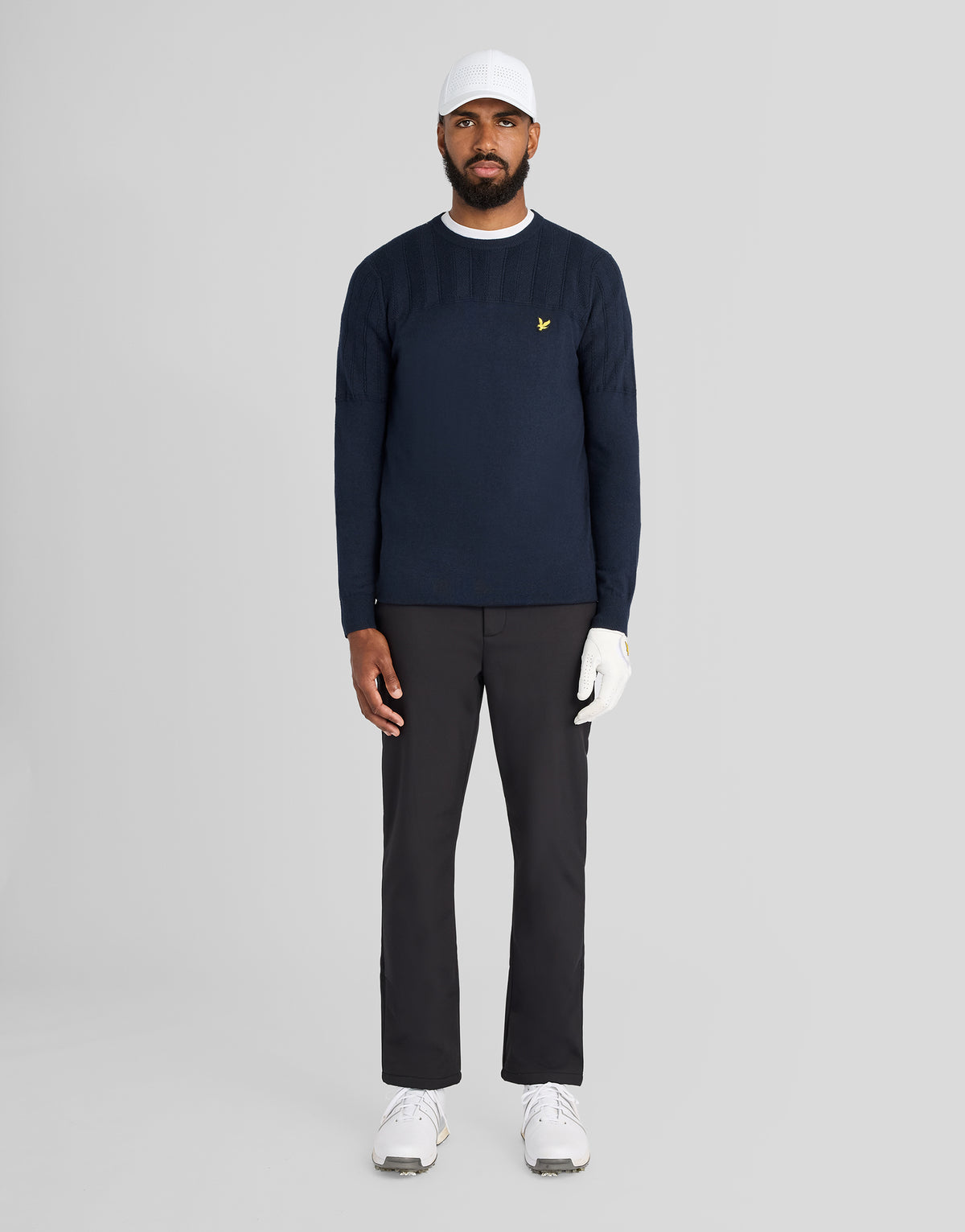 Mann in einem „Texture Block“-Pullover mit Rundhalsausschnitt in Dunkelblau