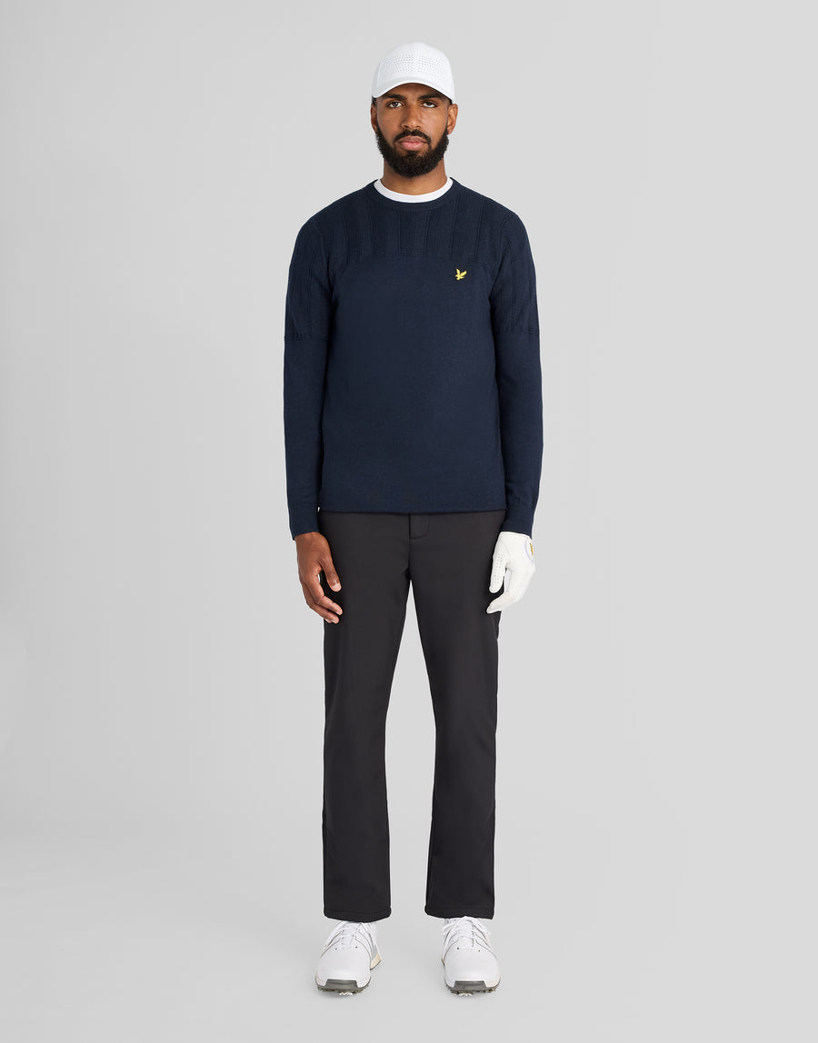 Mann in einem „Texture Block“-Pullover mit Rundhalsausschnitt in Dunkelblau