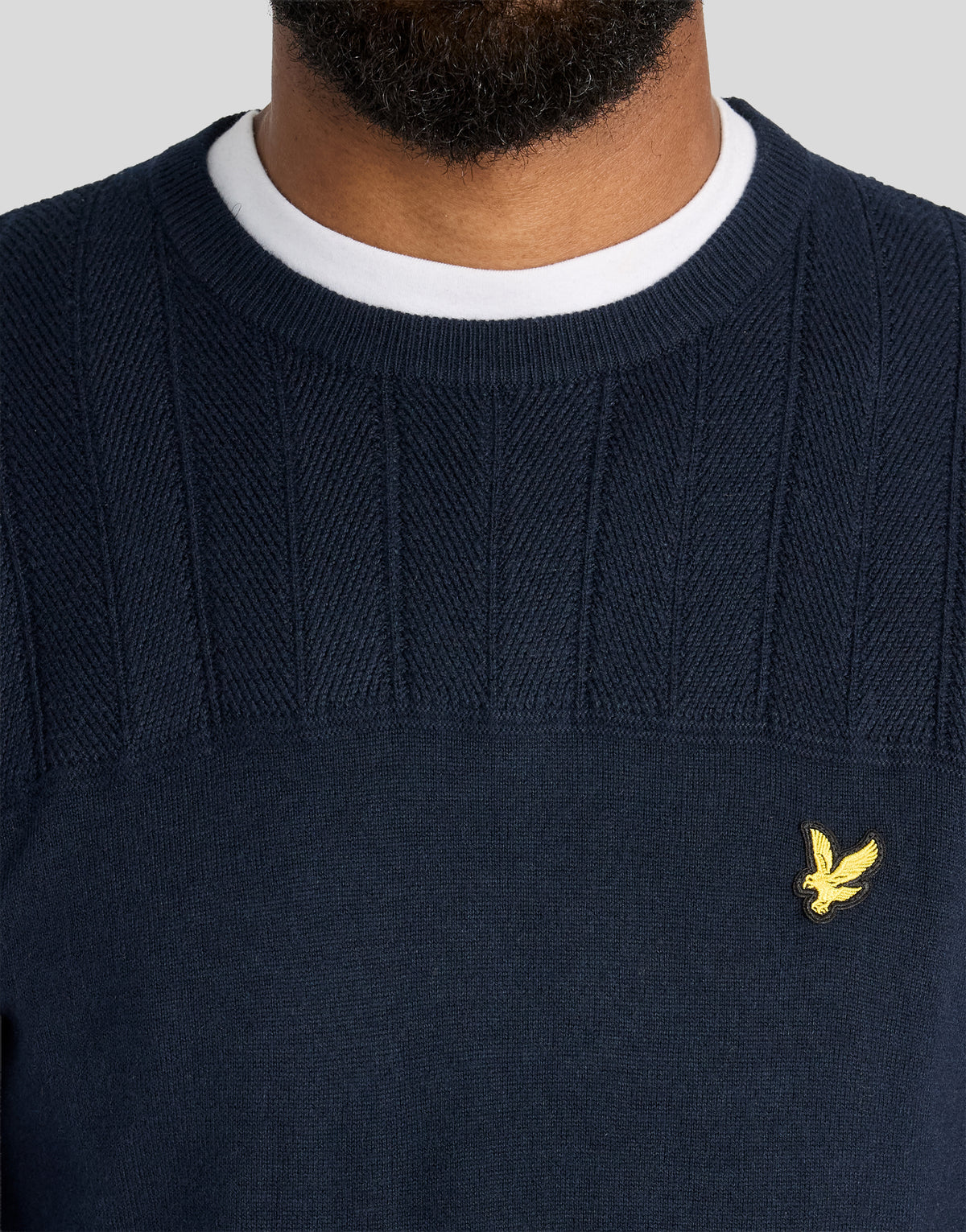 Mann in einem „Texture Block“-Pullover mit Rundhalsausschnitt in Dunkelblau