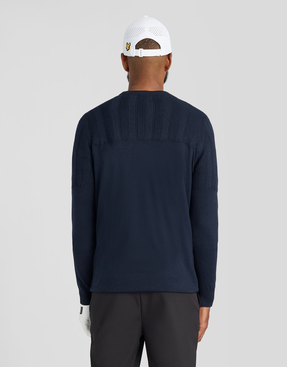 Mann in einem „Texture Block“-Pullover mit Rundhalsausschnitt in Dunkelblau