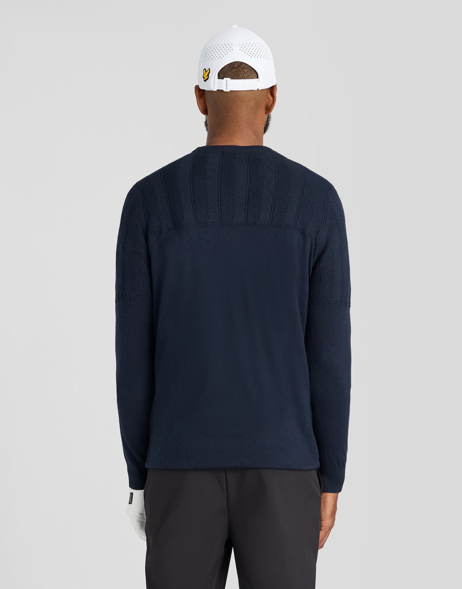 Mann in einem „Texture Block“-Pullover mit Rundhalsausschnitt in Dunkelblau