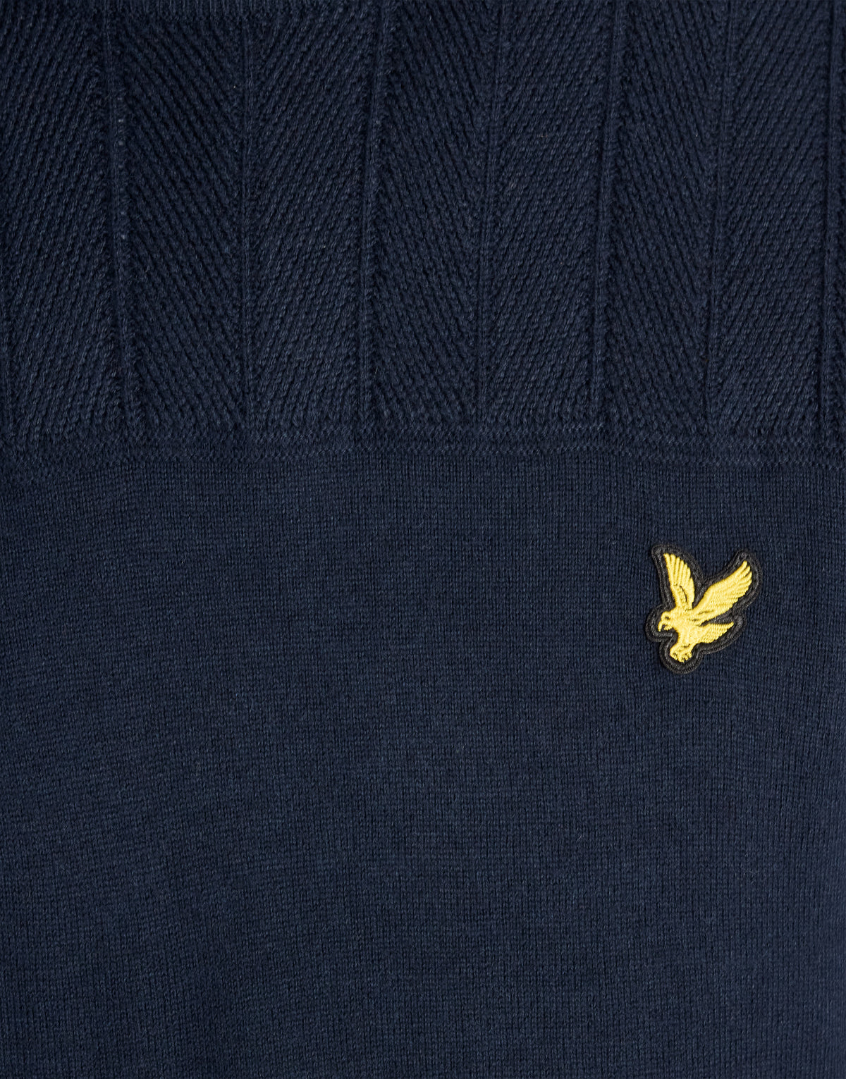 Mann in einem „Texture Block“-Pullover mit Rundhalsausschnitt in Dunkelblau
