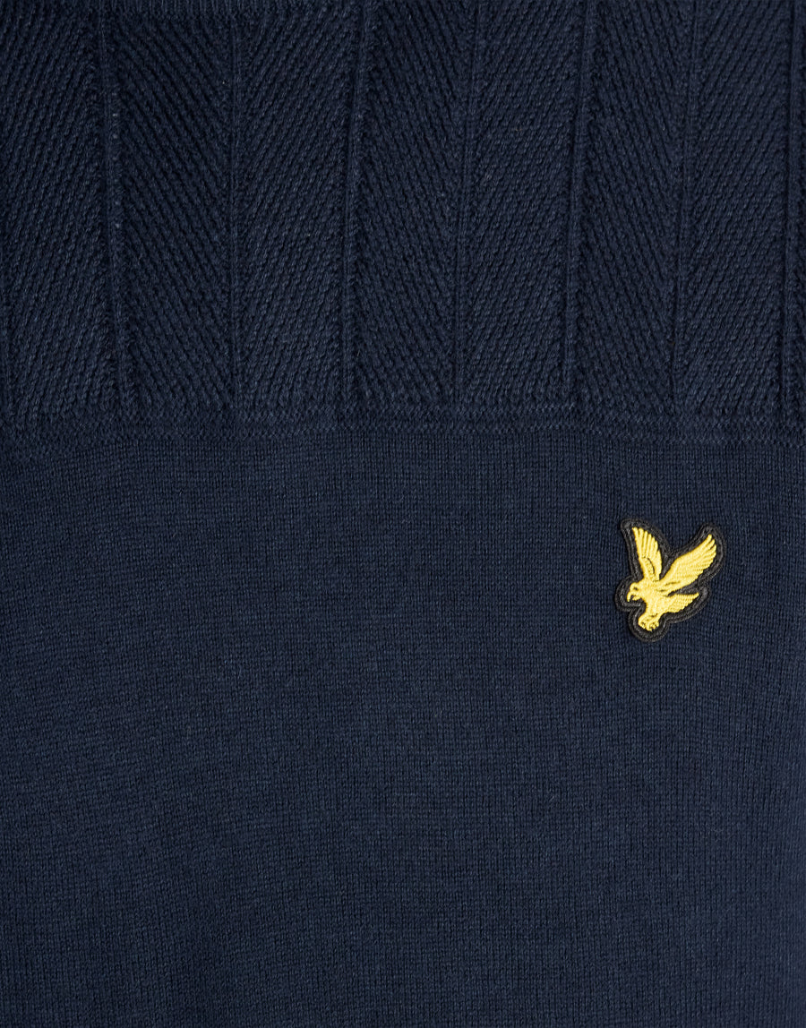 Mann in einem „Texture Block“-Pullover mit Rundhalsausschnitt in Dunkelblau