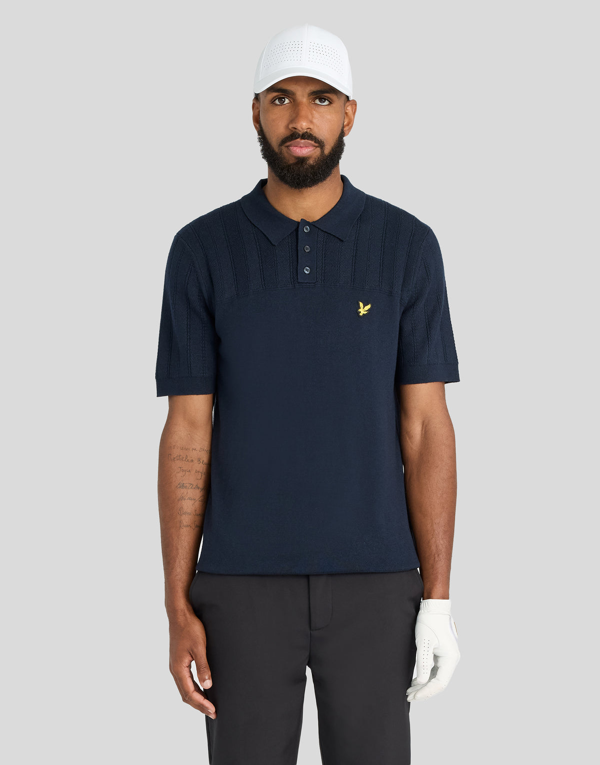 Man in een gebreid poloshirt met textuurblokpatroon in donker marineblauw