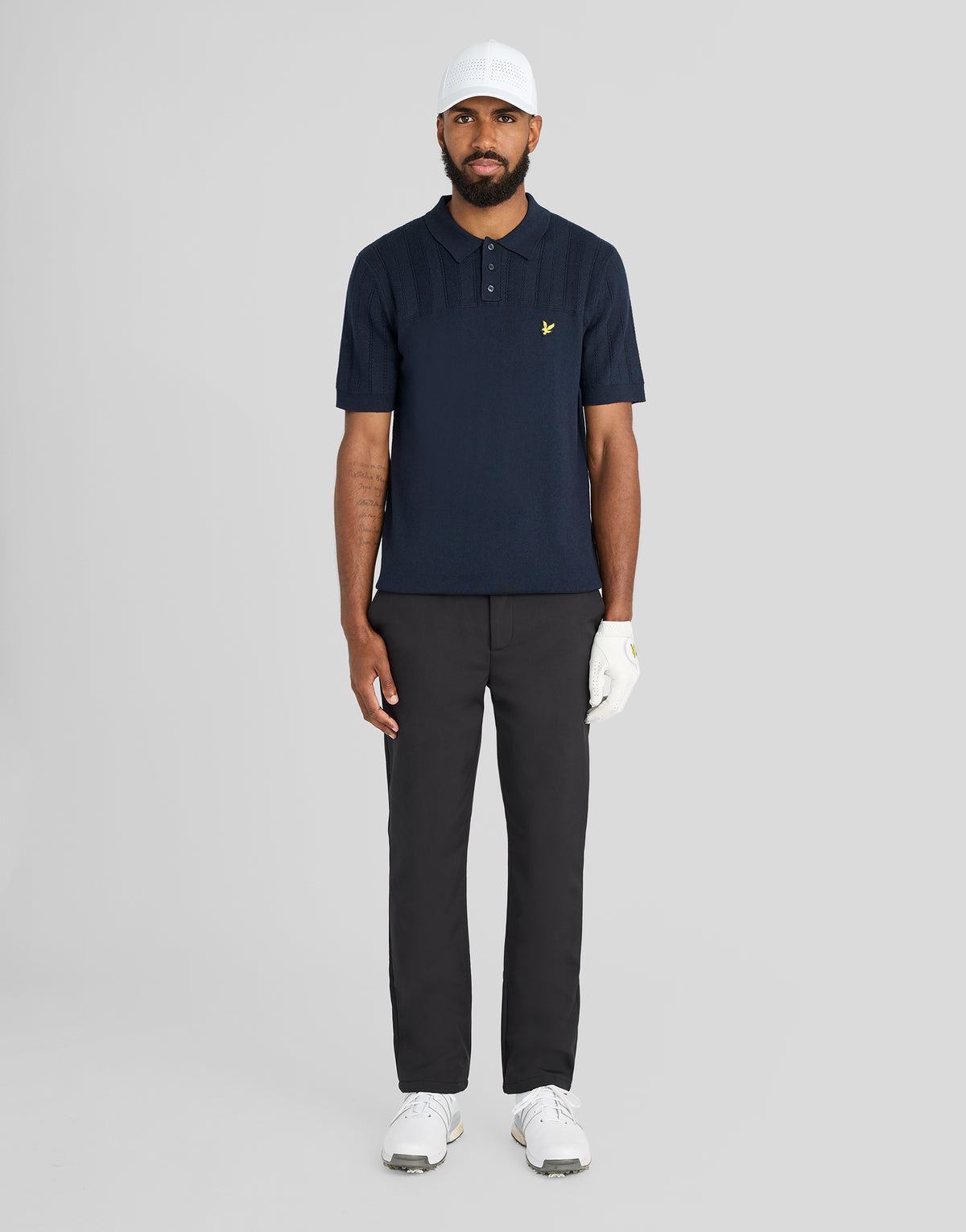 Man in een gebreid poloshirt met textuurblokpatroon in donker marineblauw