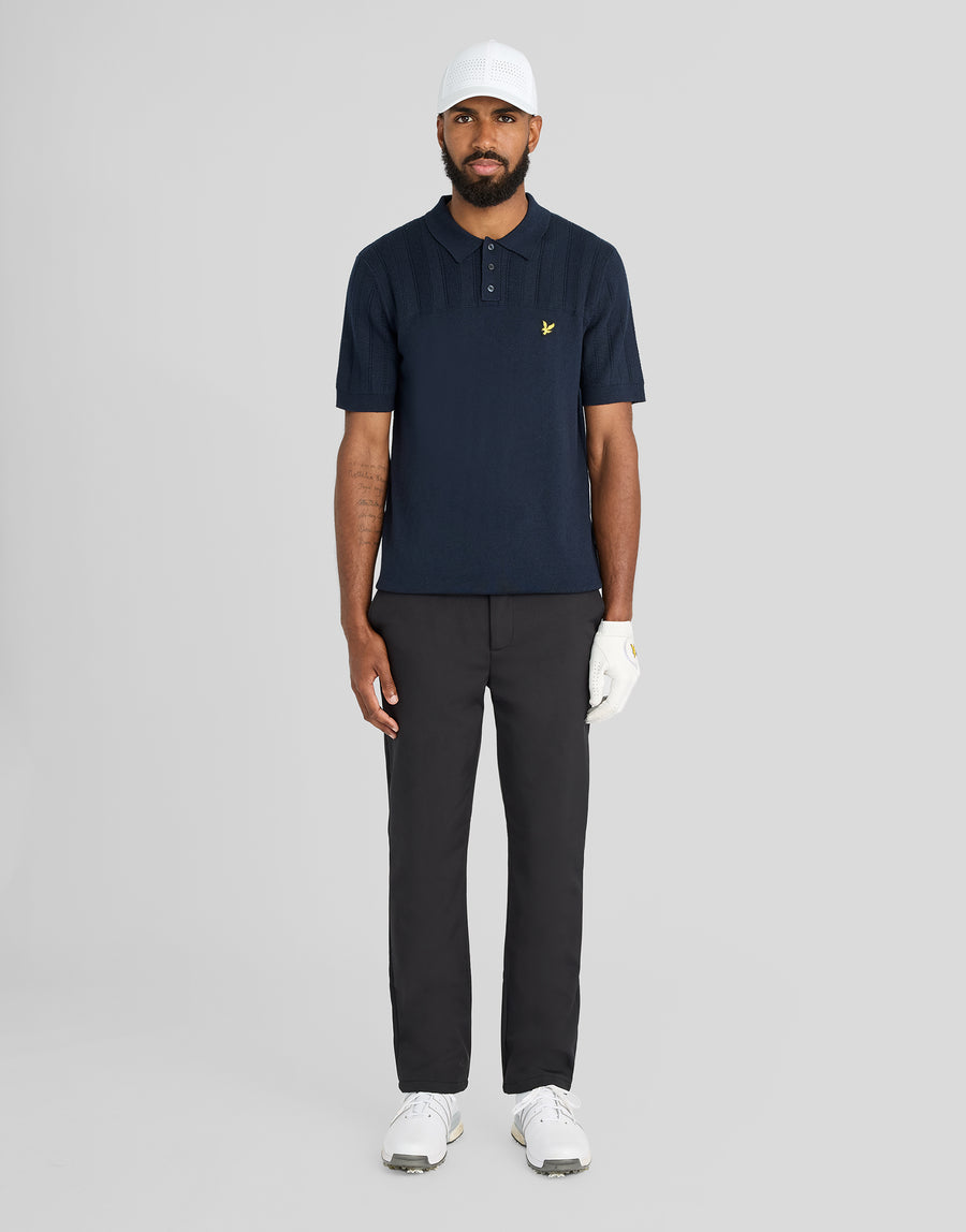 Man in een gebreid poloshirt met textuurblokpatroon in donker marineblauw