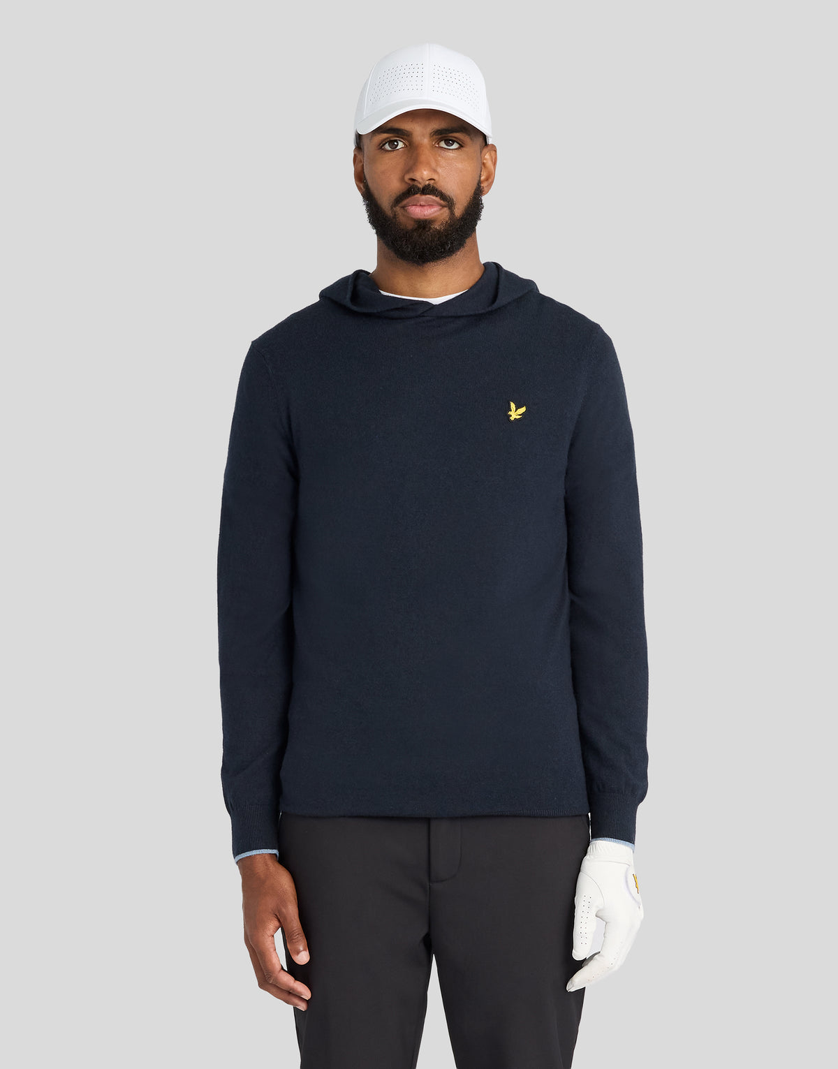 Man in een hoodie van kasjmiermix in donker marineblauw