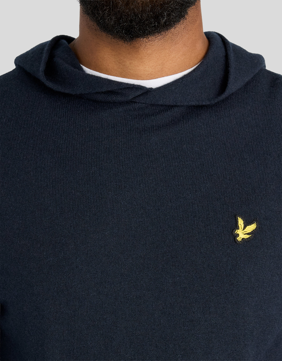 Man in een hoodie van kasjmiermix in donker marineblauw