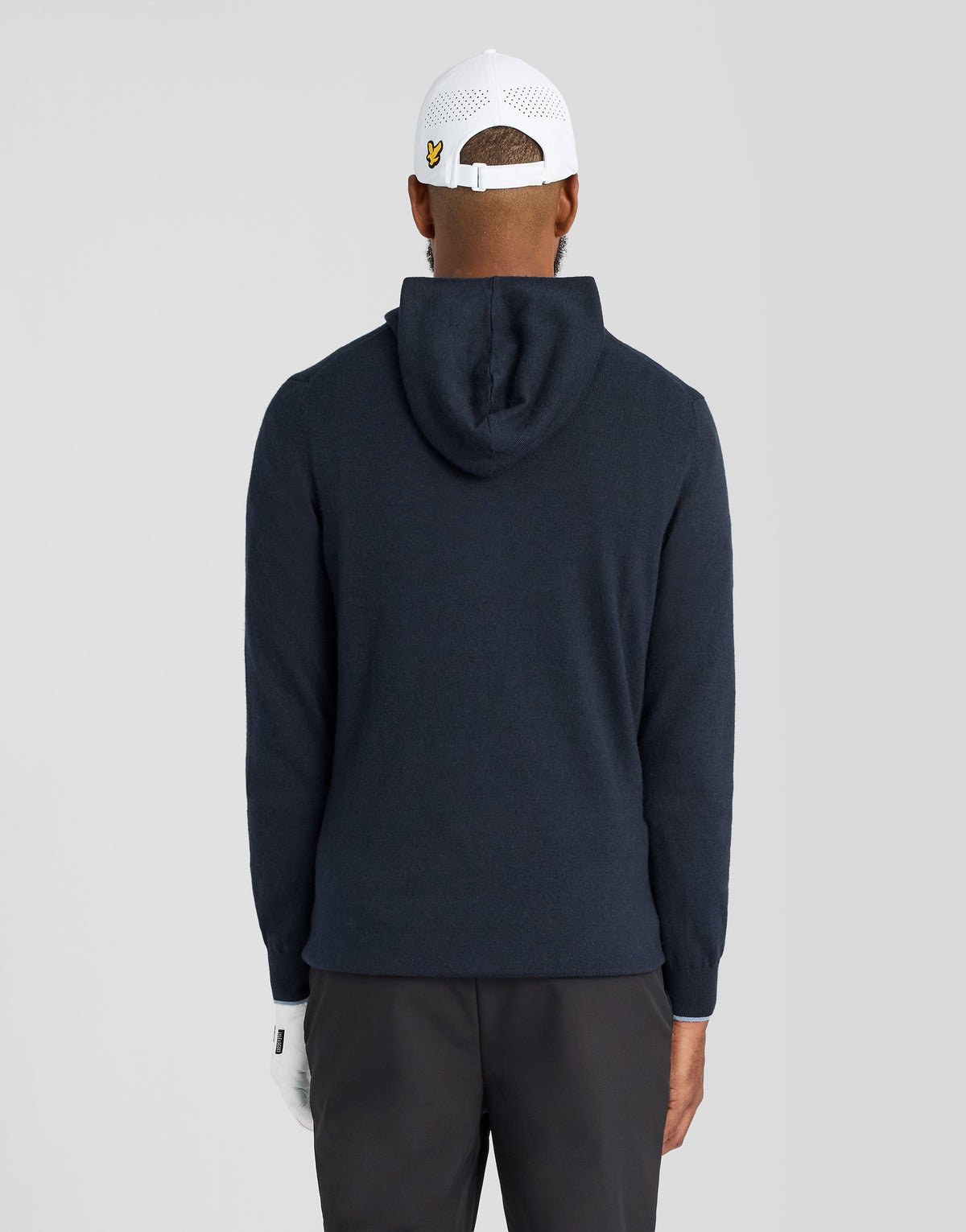 Man in een hoodie van kasjmiermix in donker marineblauw